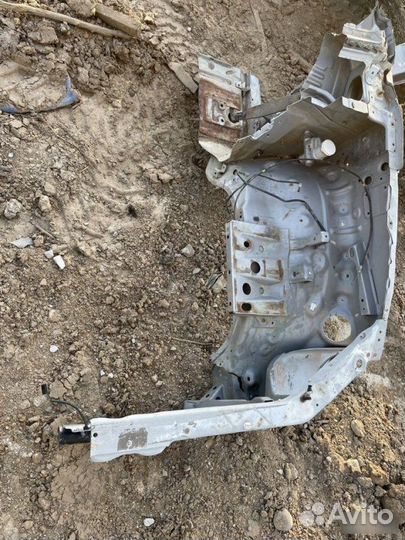 Четверть передний левый Mitsubishi L200