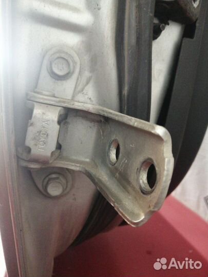 Петля двери задняя правая Toyota Avensis Т250