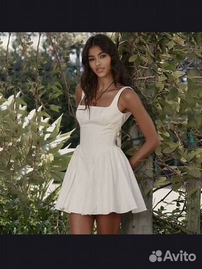 Крсетное платье белое мини