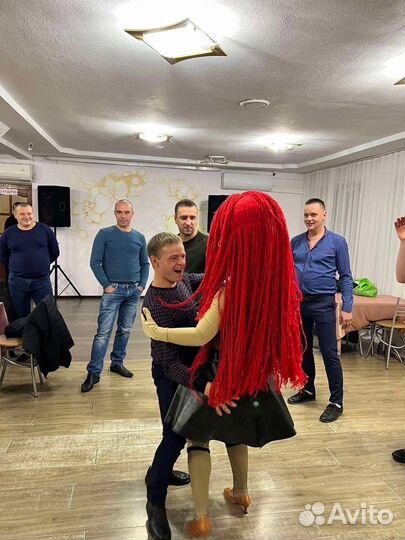 Ростовая кукла Джессика и Бузова танцовщицы