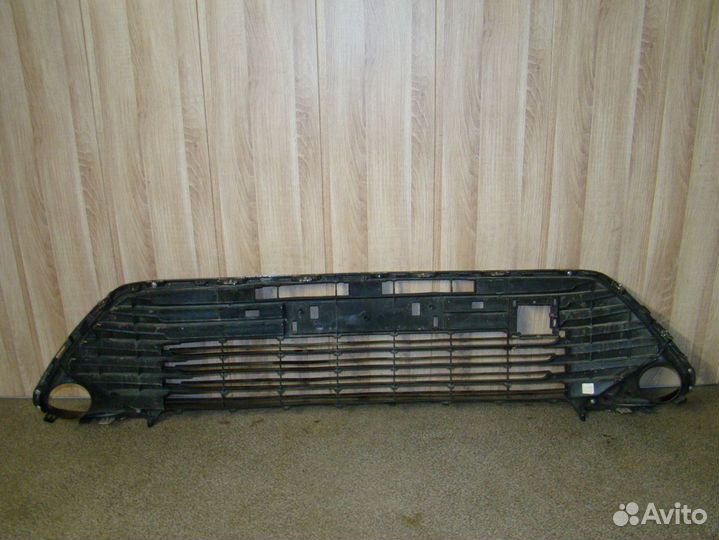 Решетка в бампер центральная Toyota Camry 50