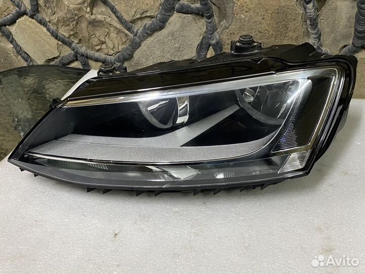 Фара левая Volkswagen Jetta 6 галоген оригинал