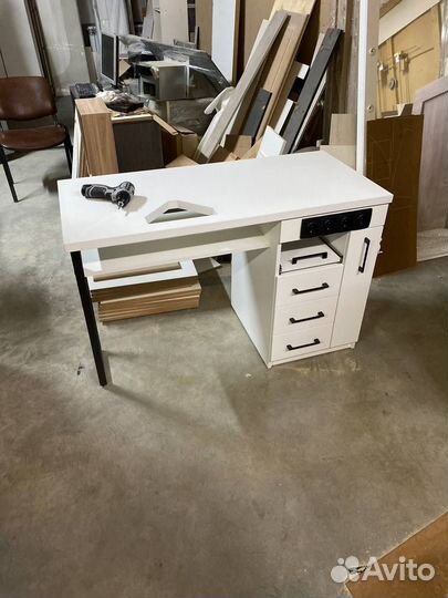 Маникюрный стол