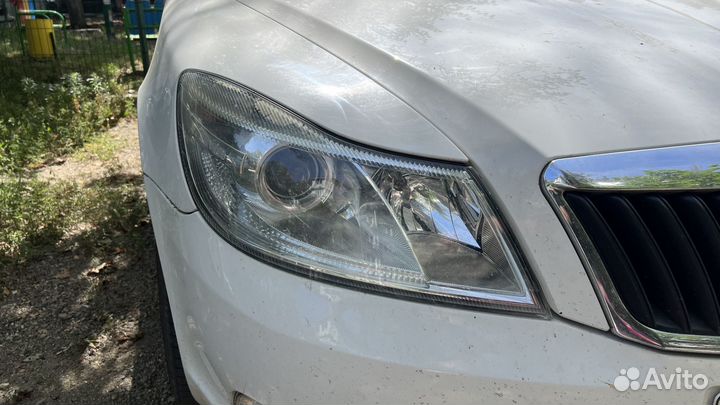 Фара передняя правая на skoda octavia a5