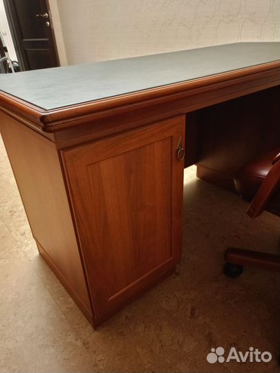 Стол руководителя с креслом