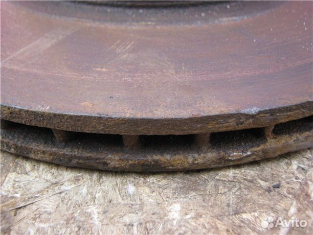 Диск тормозной передний левый Toyota Avensis 2 T25