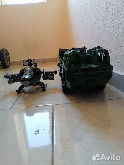 Большая военная машина и вертолет