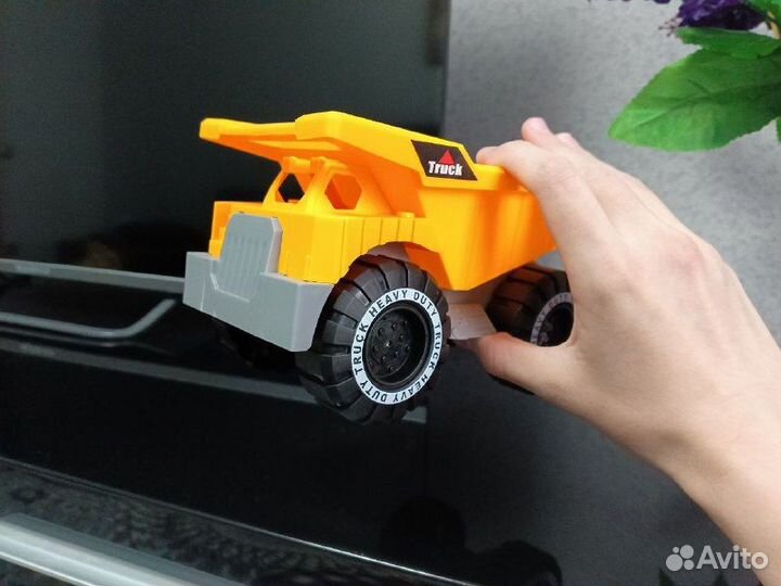 Игрушка самосвал