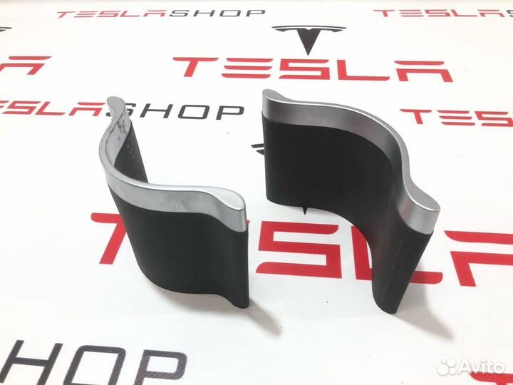 Панель подстаканника Tesla Model X 2019