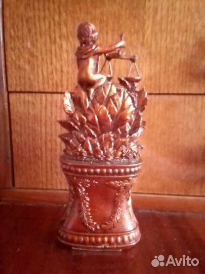 Статуэтки с часами и знаком зодиака