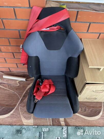 Спортивное кресло с ремнями