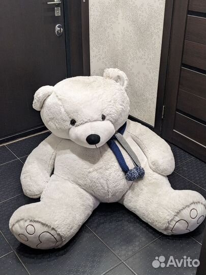 Большой белый плюшевый медведь