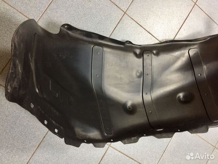 Подкрылок передний левый Mitsubishi Pajero Sport