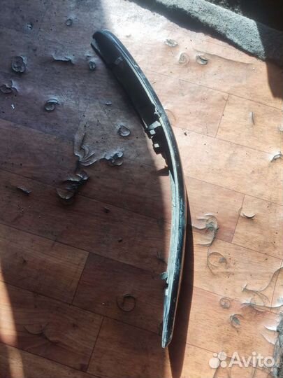 Правая ресничка бампера переднего молдинг Tiida