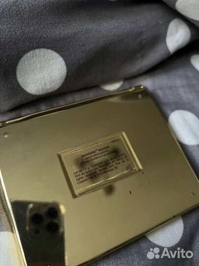 Палетка теней от бренда Tarte