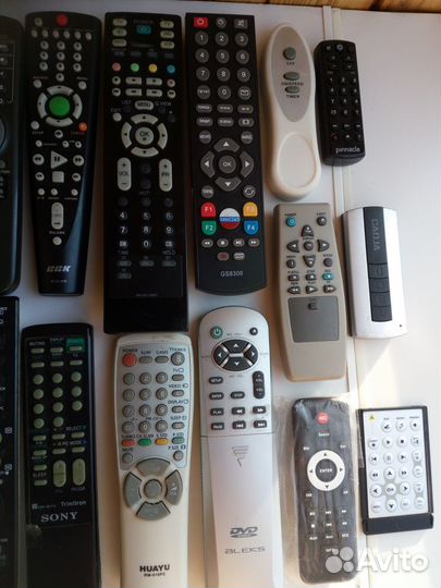 Пульты разные для телевизора, двд,видеомагнитофона