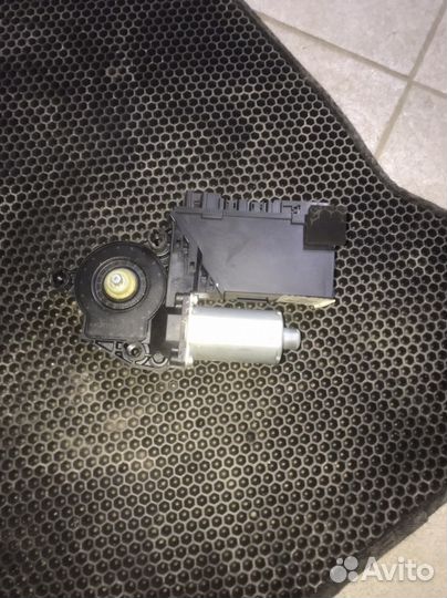 Моторчик стеклоподъемника задний правый