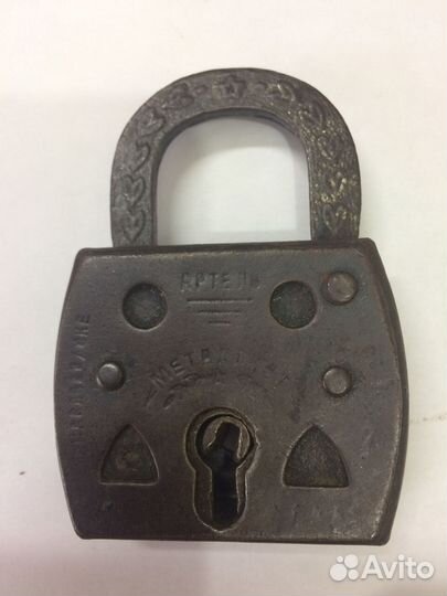 Старинный висячий замок