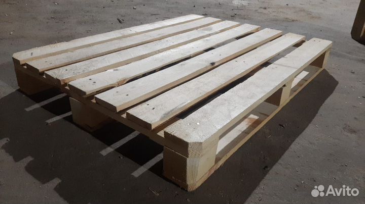 Рабочий в цех по изготовлению поддонов