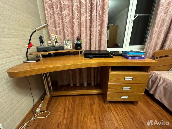 Стол письменный из дерева
