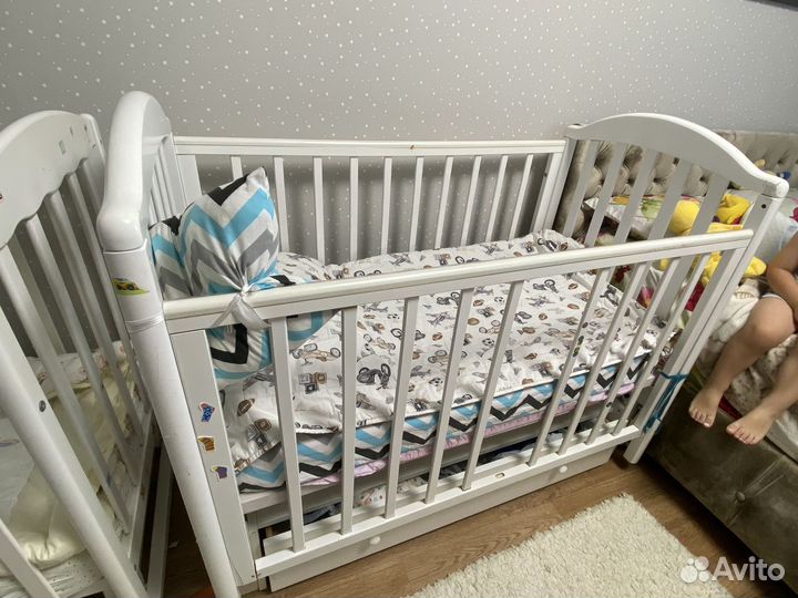 Детская кроватка с маятником
