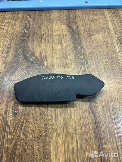 Накладка на торпедо передняя левая Nissan Tiida