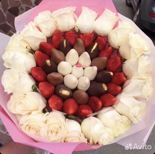 Шикарные букеты из клубники и роз