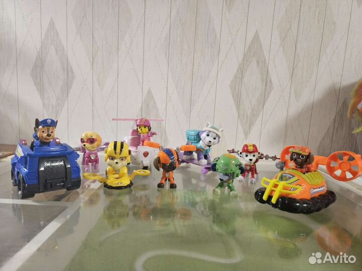 Щенячий патруль: база и щенки