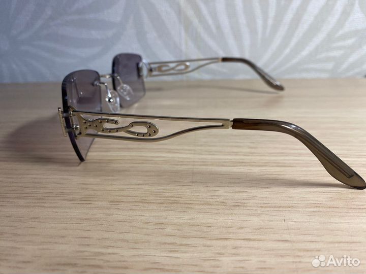 Солнцезащитные очки,футляры, соломенная шляпа