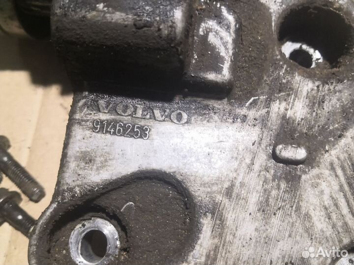 Кронштейн генератора Volvo s40 1