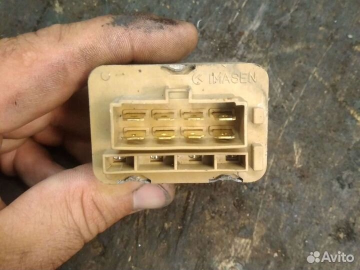 Реле бензонасоса Mitsubishi Pajero II