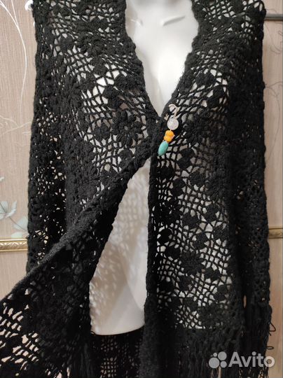 Шаль черная с кистями платок