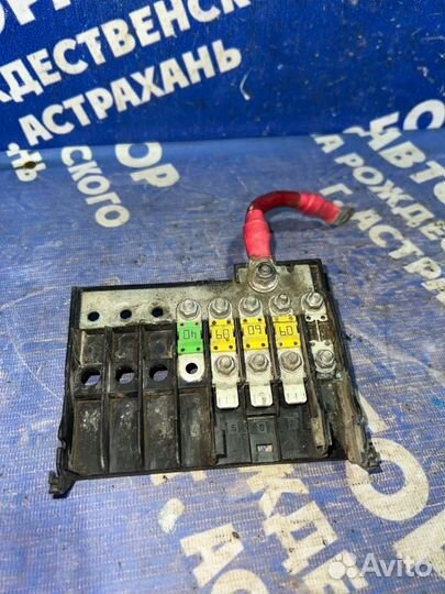 Блок предохранителей под капот Ford Fiesta 5