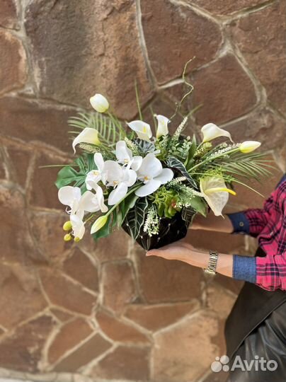 Композиция из искусственных цветов