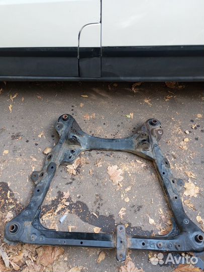 Подрамник toyota siena полный привод 2012