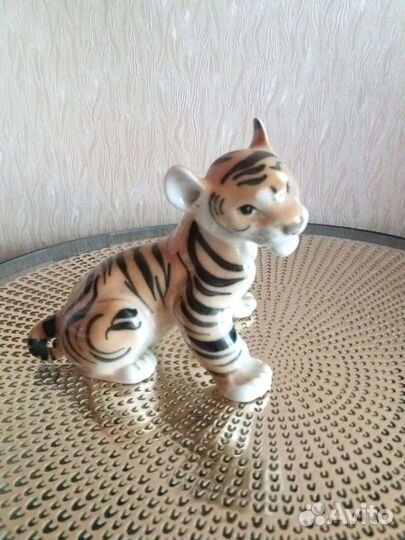 Фарфоровая статуэтка тигра
