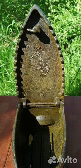 Старинный угольный утюг