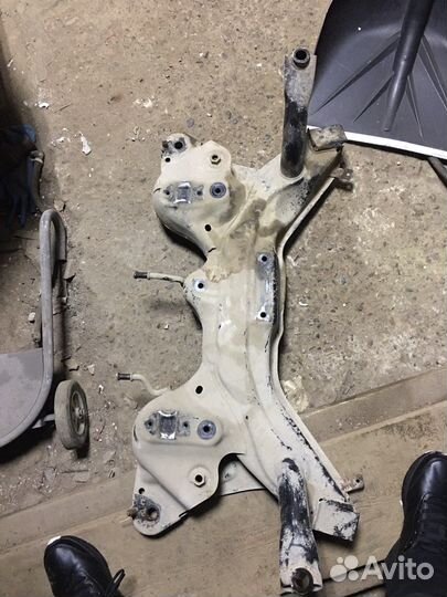 Продам подрамник suzuki swift