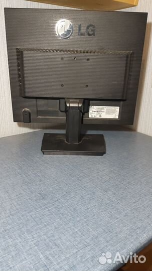 Монитор для компьютера с проводами