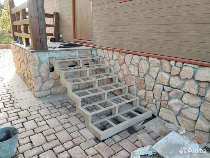 Лестница на металлокаркасе уличная