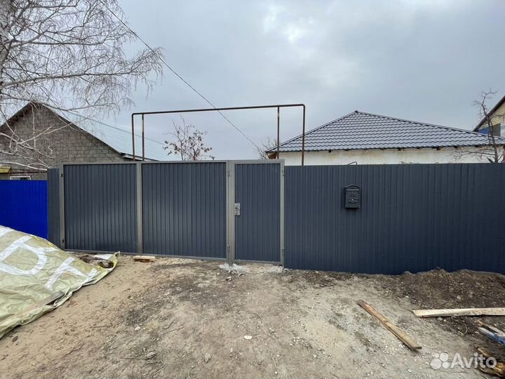 Металлический забор с воротами и калиткой