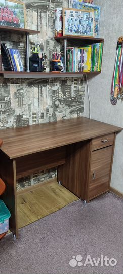 Письменный стол с полкой