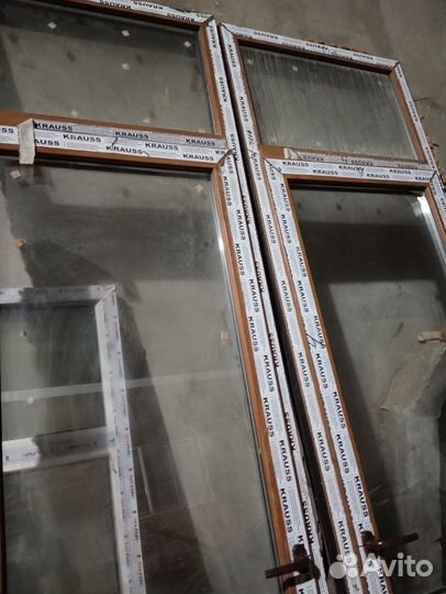 Пластиковая дверь золотой дуб