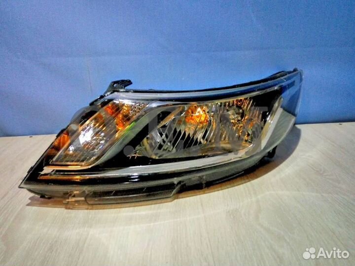 Фара передняя правая на Kia Rio 3 2012