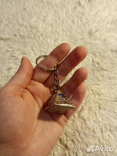Брелок в виде пирамиды