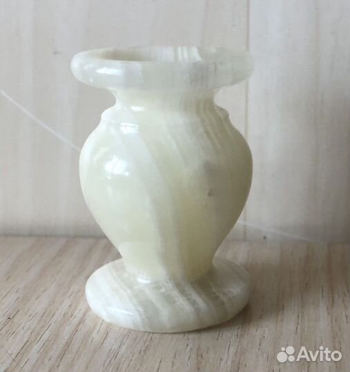 Подсвечник из камня для тонкой свечи