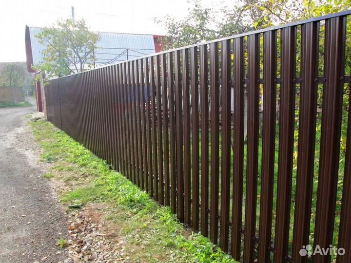 Забор из металлического штакетника