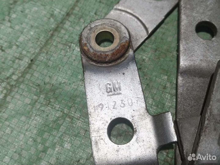 Петля капота правая Opel Omega A