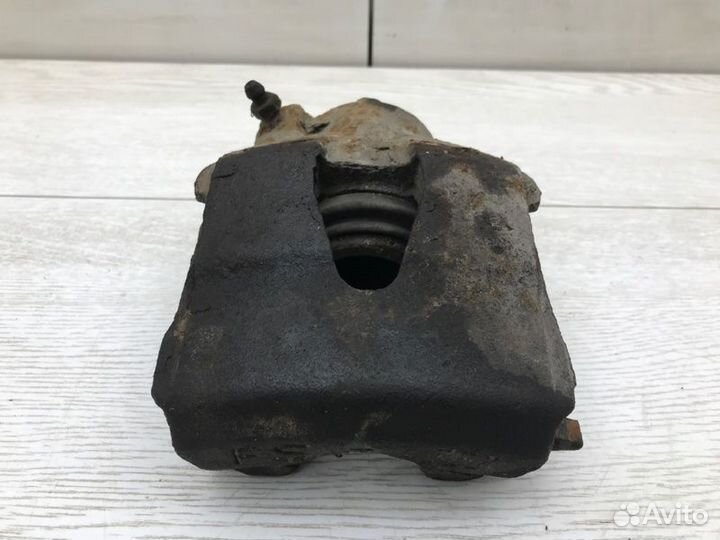 Суппорт передний правый Skoda Octavia A4 AKL 1997