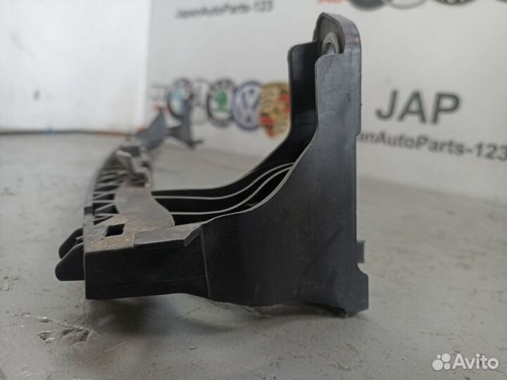 Направляющая бампера передняя Volkswagen Golf cxsa